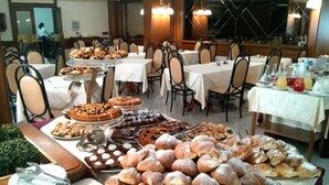 Ein Buffet mit verschiedenen Desserts und Gebäck.