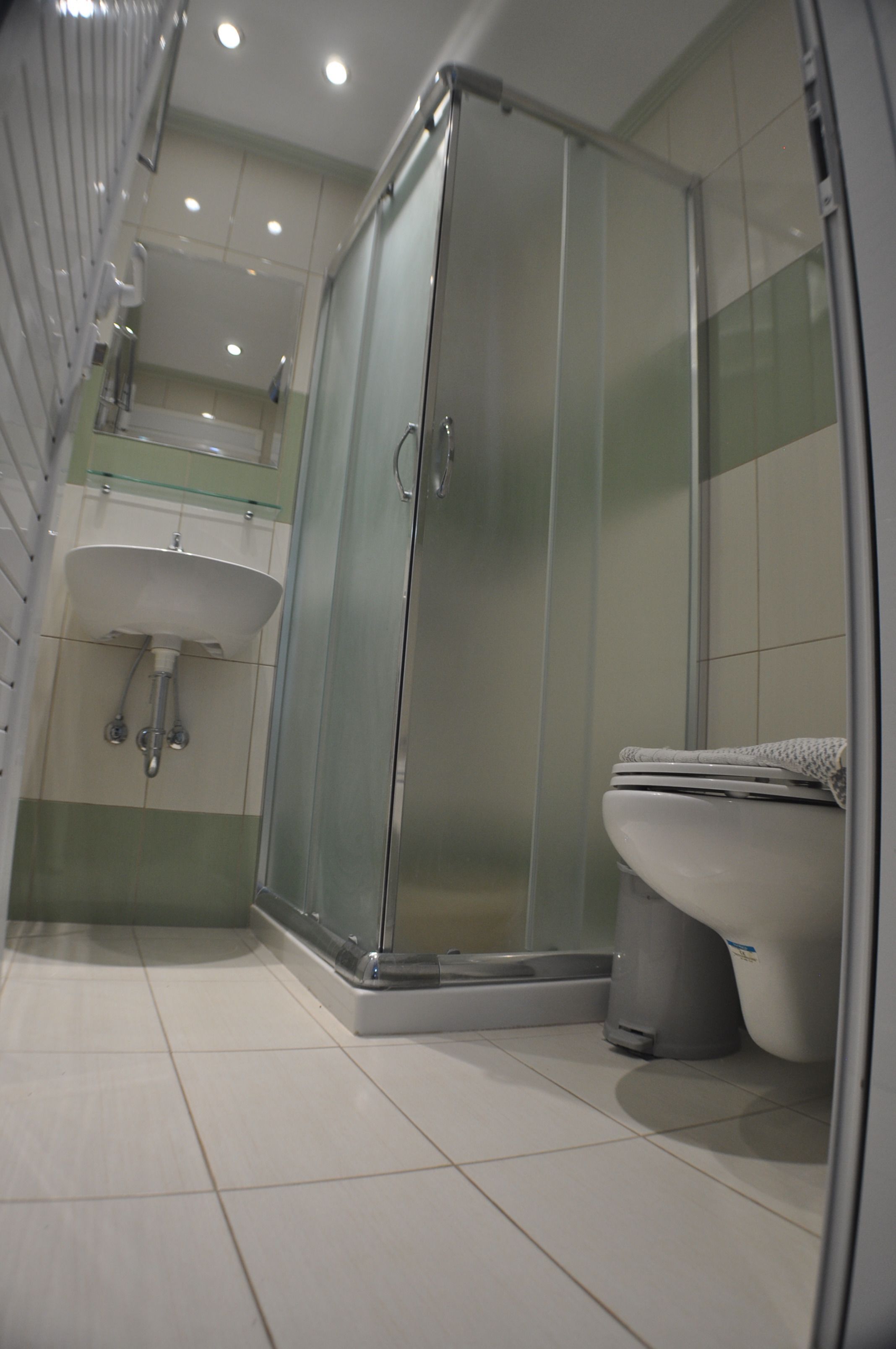City-Studio | Badezimmer | Dusche, Regendusche, Handtücher, Shampoo