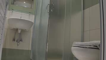 City-Studio | Badezimmer | Dusche, Regendusche, Handtücher, Shampoo