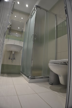 City Studio | Bathroom | Shower, rainfall showerhead, towels, shampoo - Zouboulia (Kos)