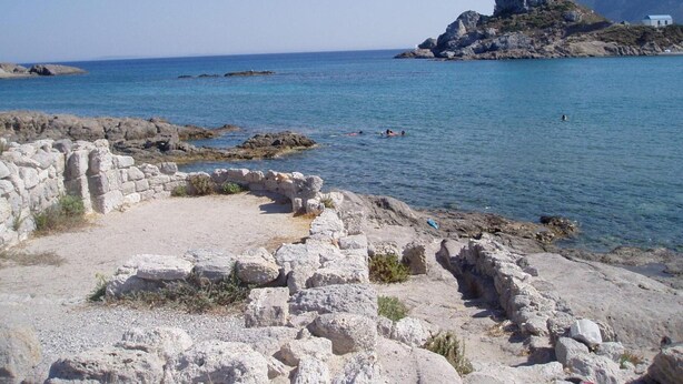 A coastal archaeological site with ancient stone ruins and a clear view of the sea. - Zouboulia (Kos)