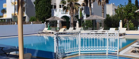 Utomhuspool och solstolar