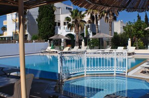 Piscine extérieure, chaises longues