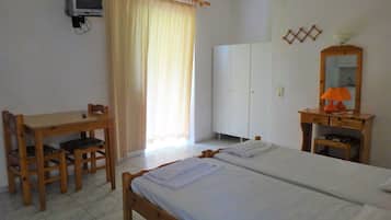 Bureau, chambres insonorisées, fer et planche à repasser