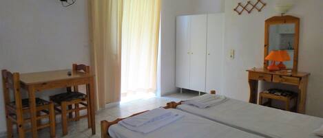 Escritorio, sistema de insonorización y tabla de planchar con plancha