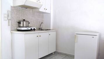 Fridge, stovetop, electric kettle, cookware/dishes/utensils