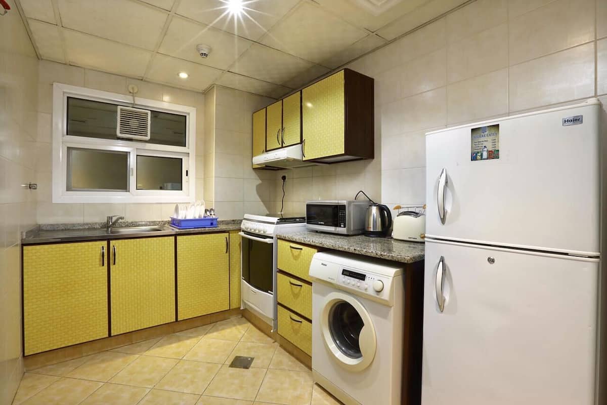 Minibar, caja de seguridad en la habitación y escritorio