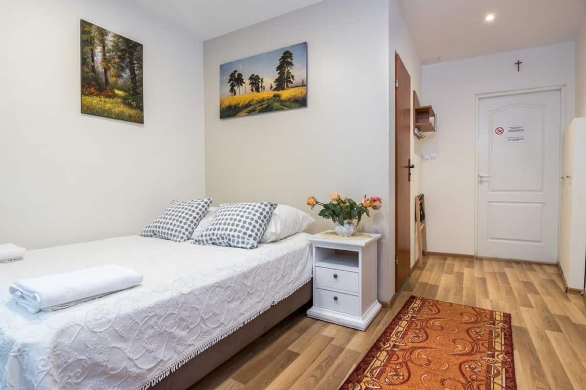 Decoración personalizada, muebles diferentes y cortinas blackout