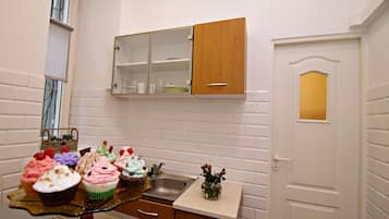 Suite, Kitchenette | Private kitchenette | Electric kettle