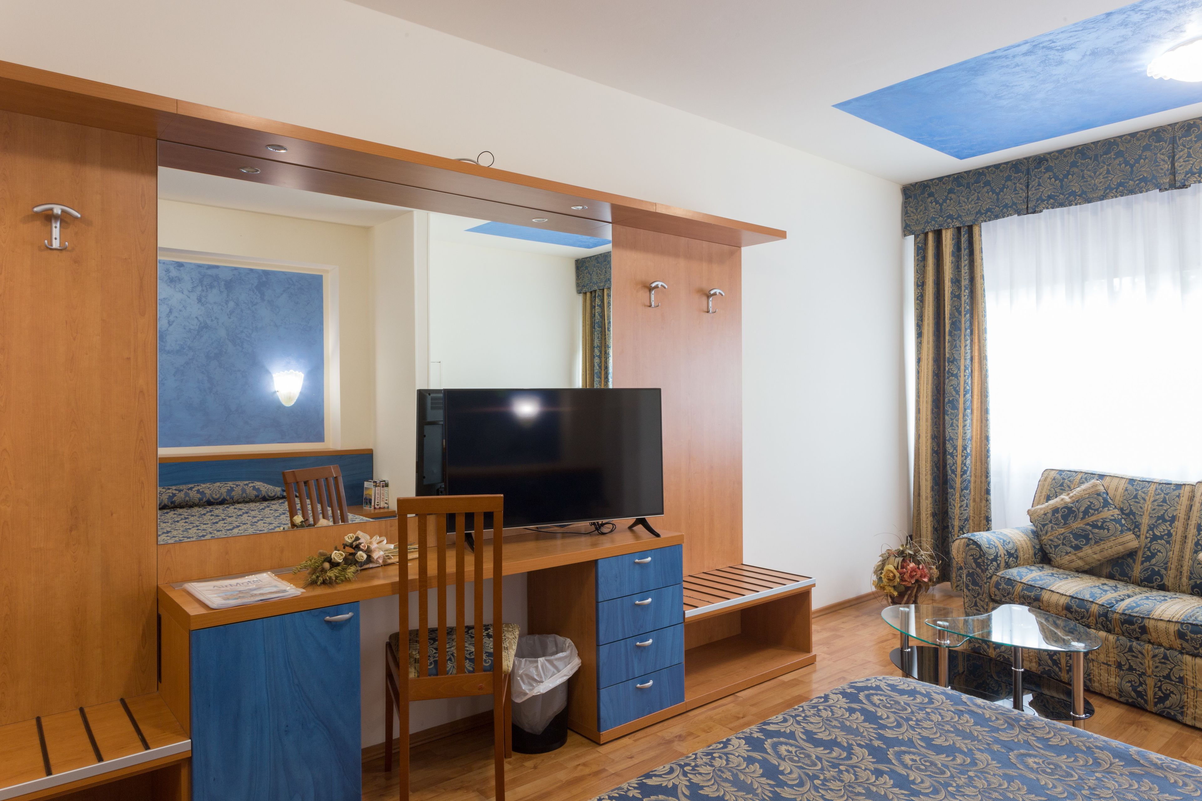 in-room safe, desk, laptop workspace, blackout curtains