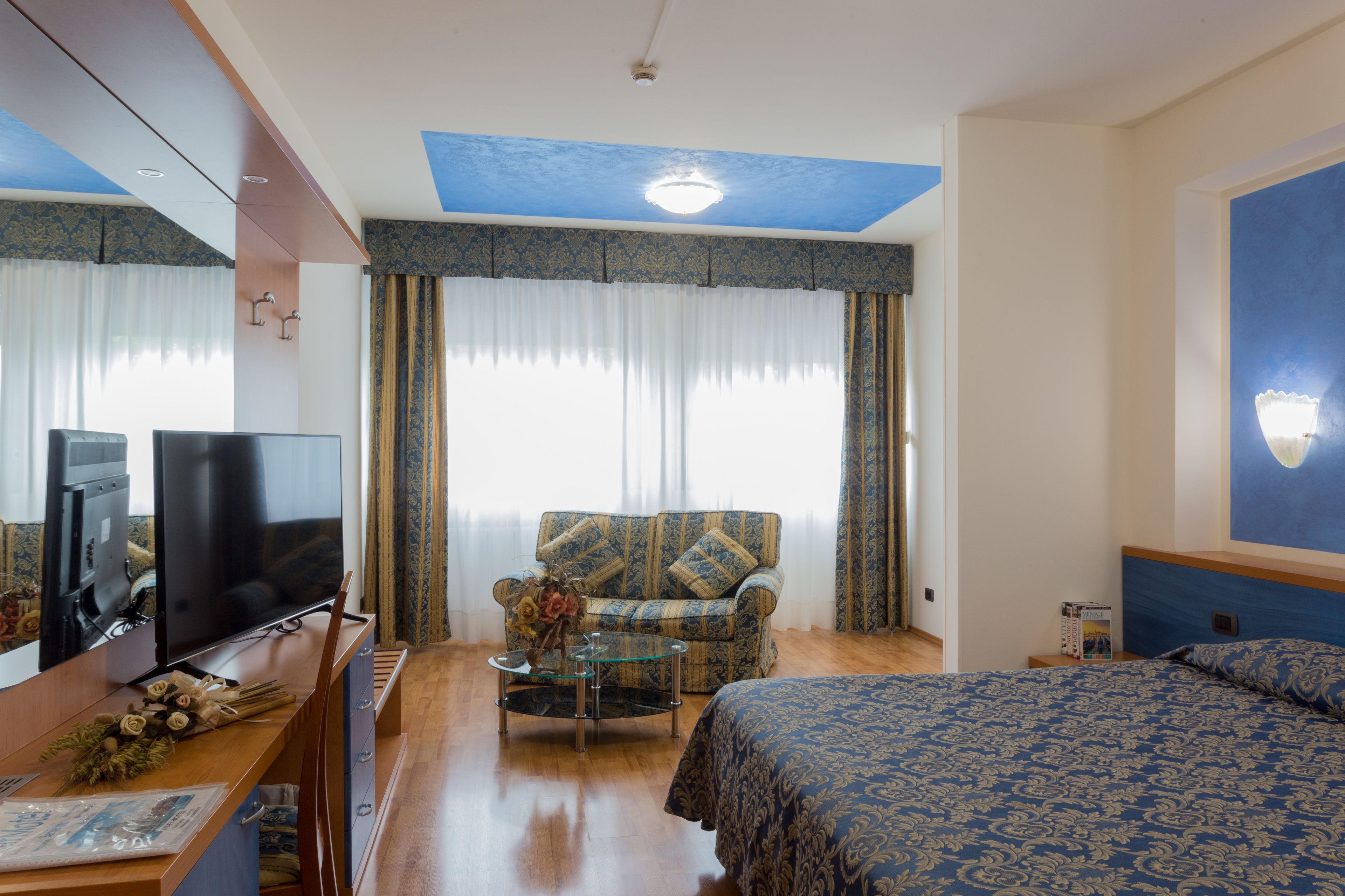 in-room safe, desk, laptop workspace, blackout curtains