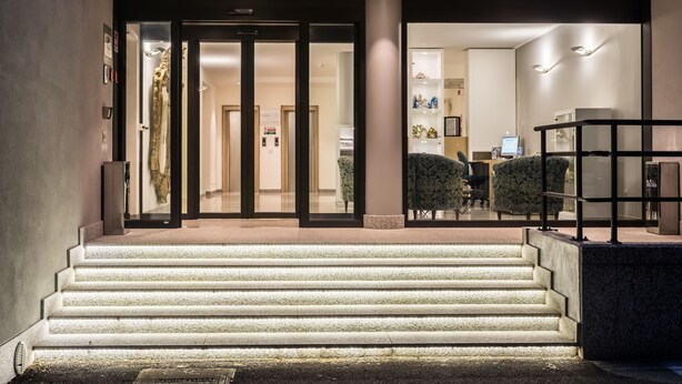 A hotel entrance with a staircase leading to a reception area. - Hotel Airmotel (Mestre)