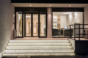 A hotel entrance with a staircase leading to a reception area. - Hotel Airmotel (Mestre)