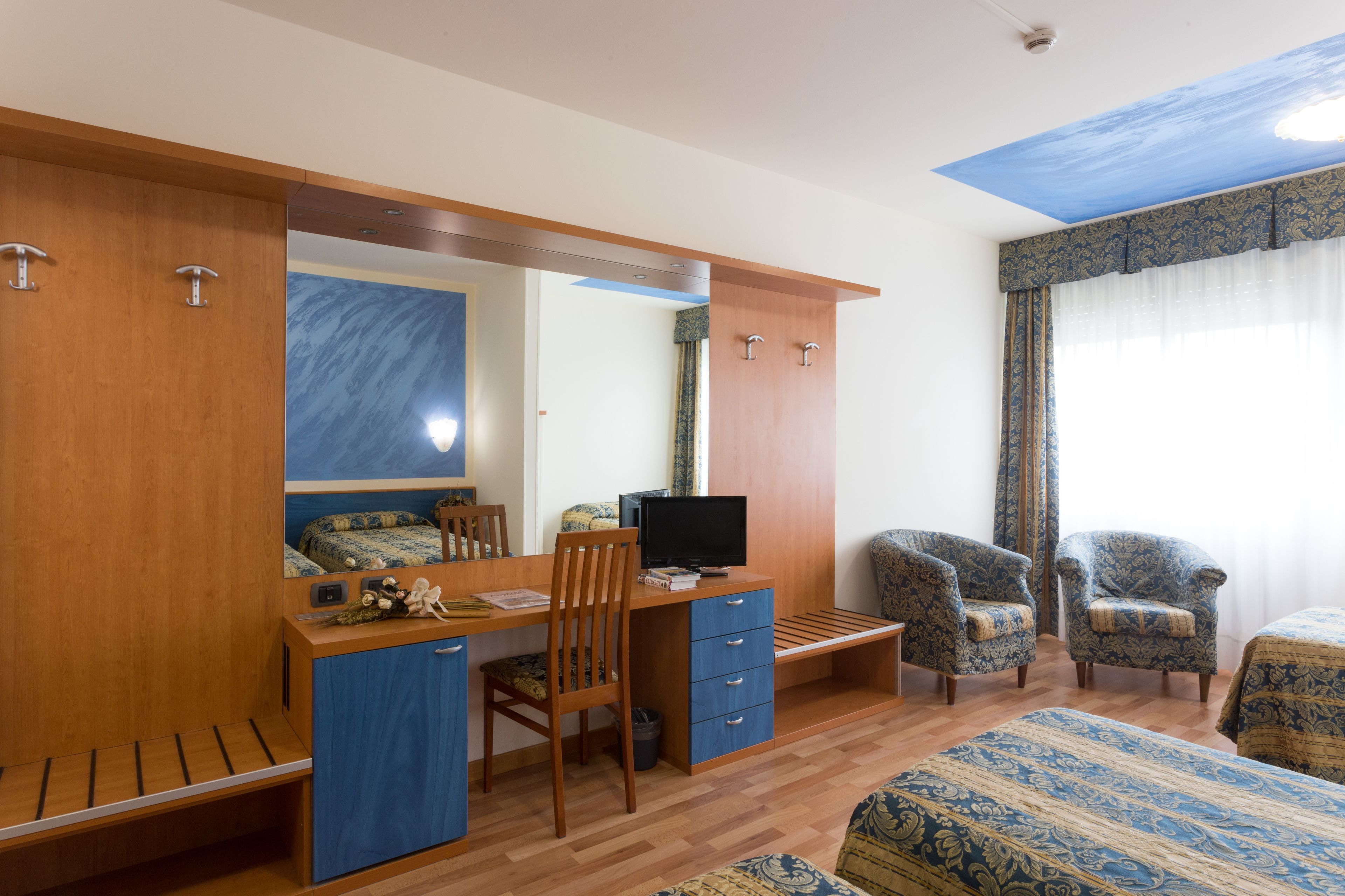 in-room safe, desk, laptop workspace, blackout curtains