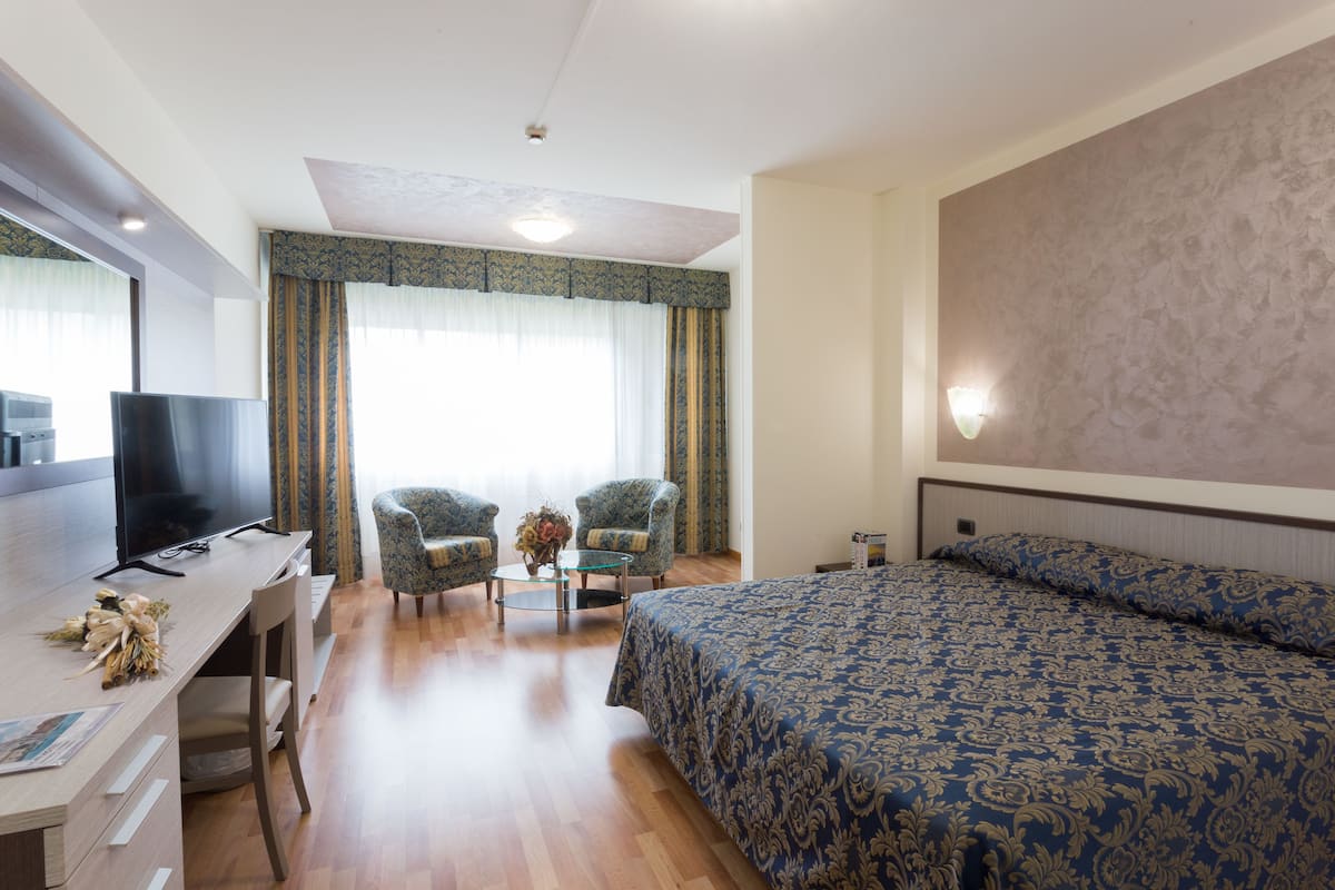 Double or Twin Room | In-room safe, desk, laptop workspace, blackout curtains