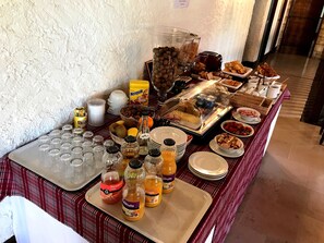 Desayuno buffet diario (EUR 9.5 por persona)