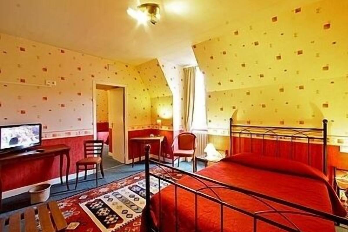 desk, soundproofing, rollaway beds, free wifi