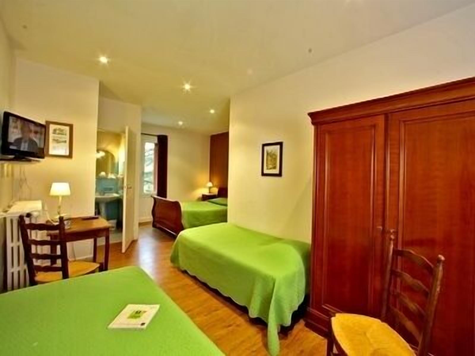 desk, soundproofing, rollaway beds, free wifi