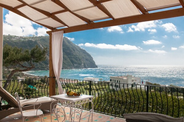 Deluxe Room, Sea View | Premium bedding, minibar, in-room safe, desk - Hotel Villa Bianca (Forio)