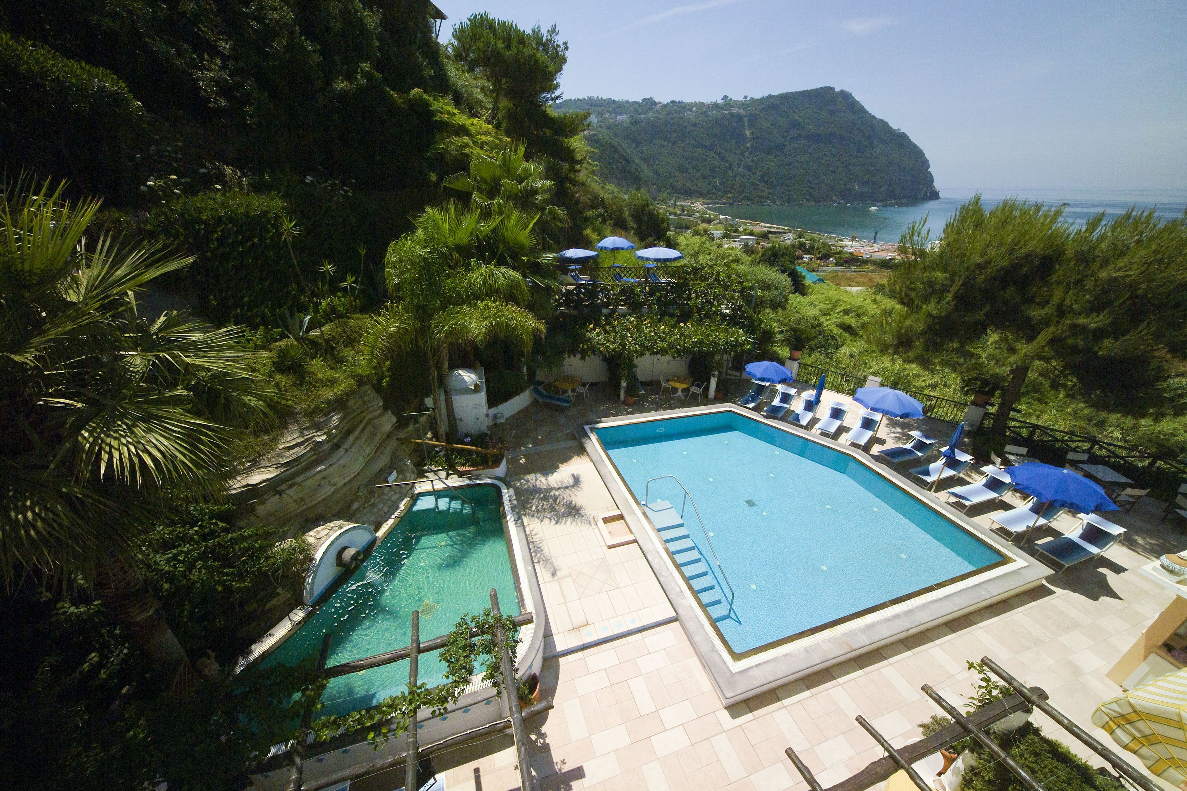 2 outdoor pools, pool loungers