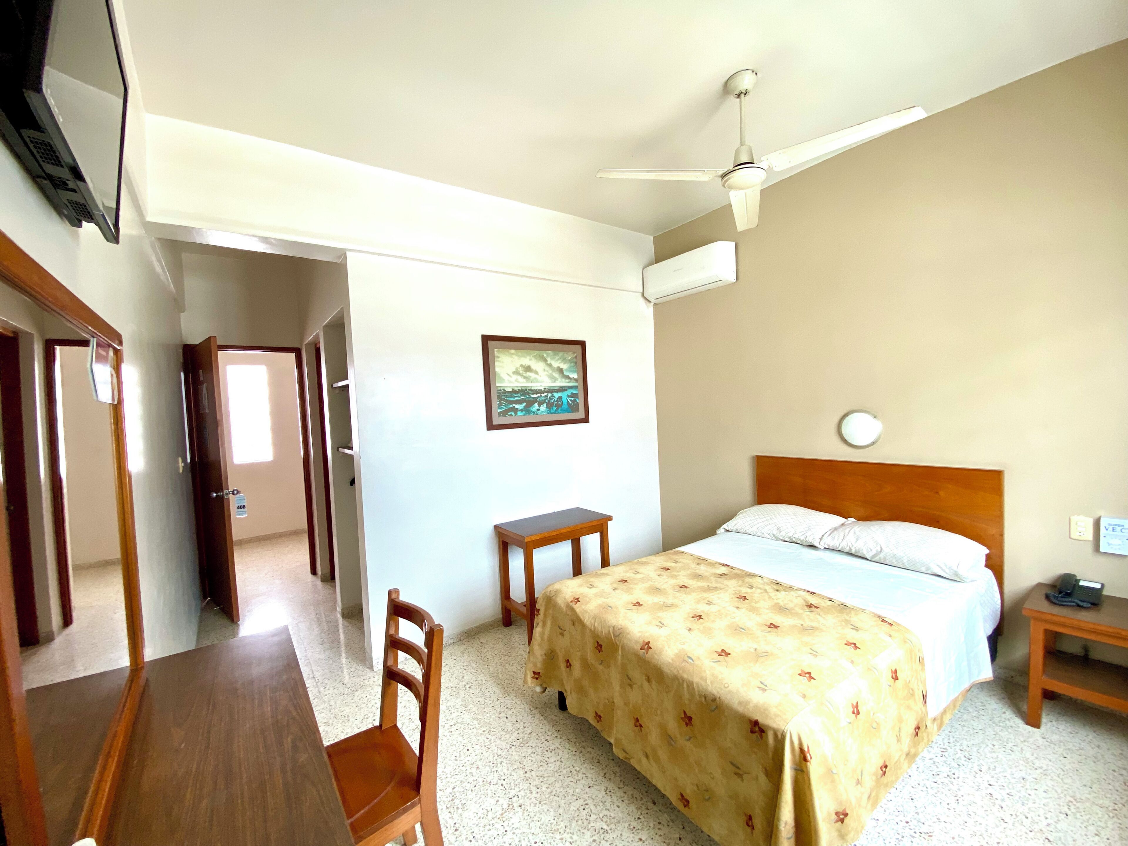 Meja kerja, ruang kerja ramah laptop, Wi-Fi gratis, dan seprai linen