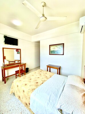 Desk, laptop workspace, free WiFi, bed sheets - Hotel Delfines (Veracruz)