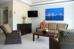 Lobby sitting area - Hotel Delfines (Veracruz)