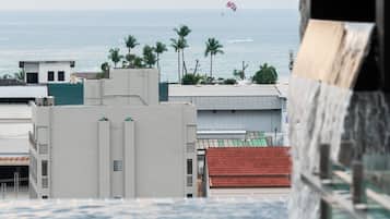 Bar en milieu de piscine