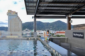 Poolside bar