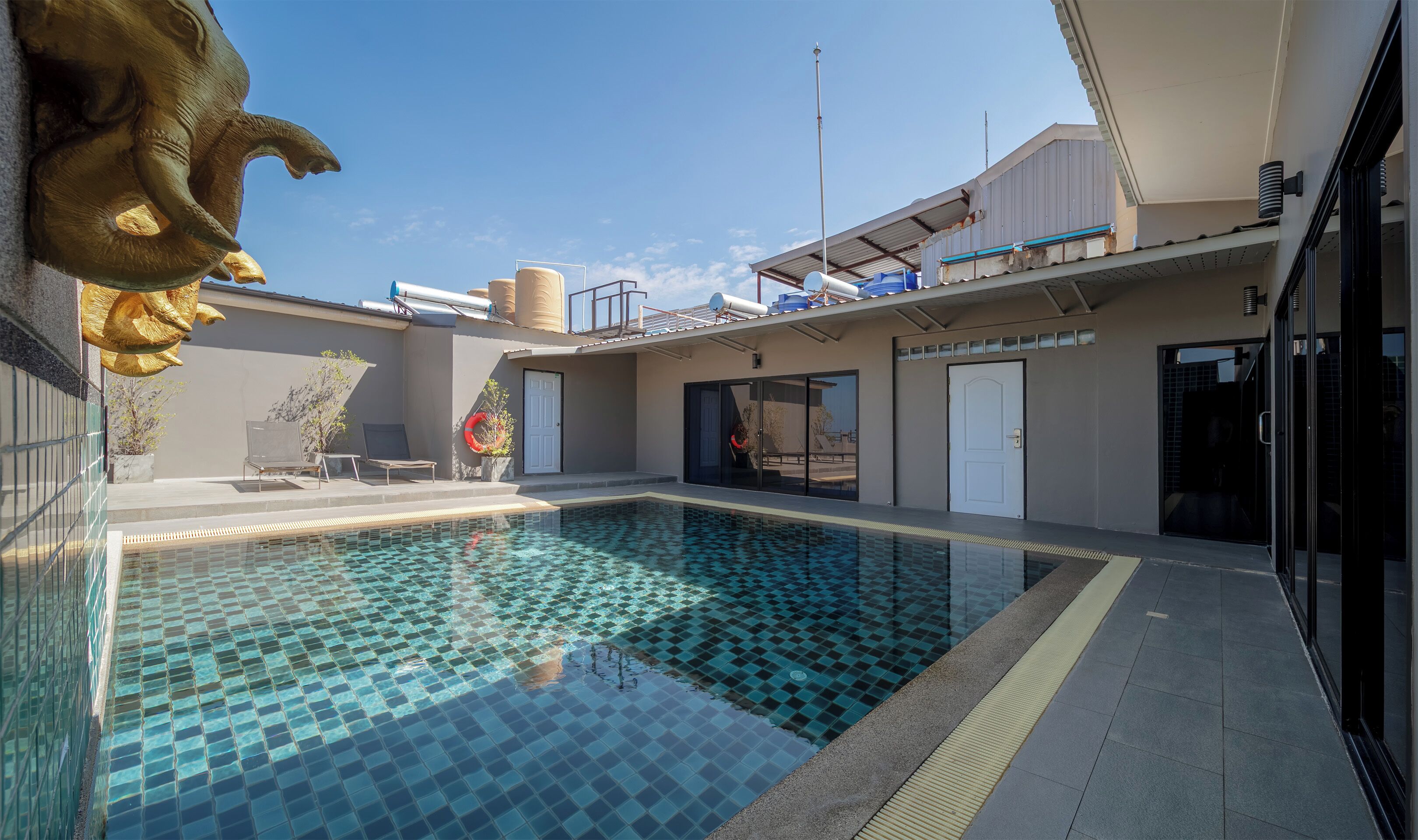 Minibar, in-room safe, desk, free cots/infant beds