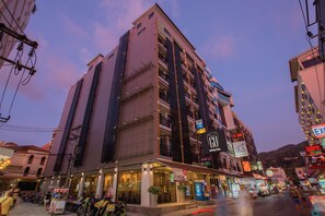 Front of property - Gu Hotel Patong (Patong)