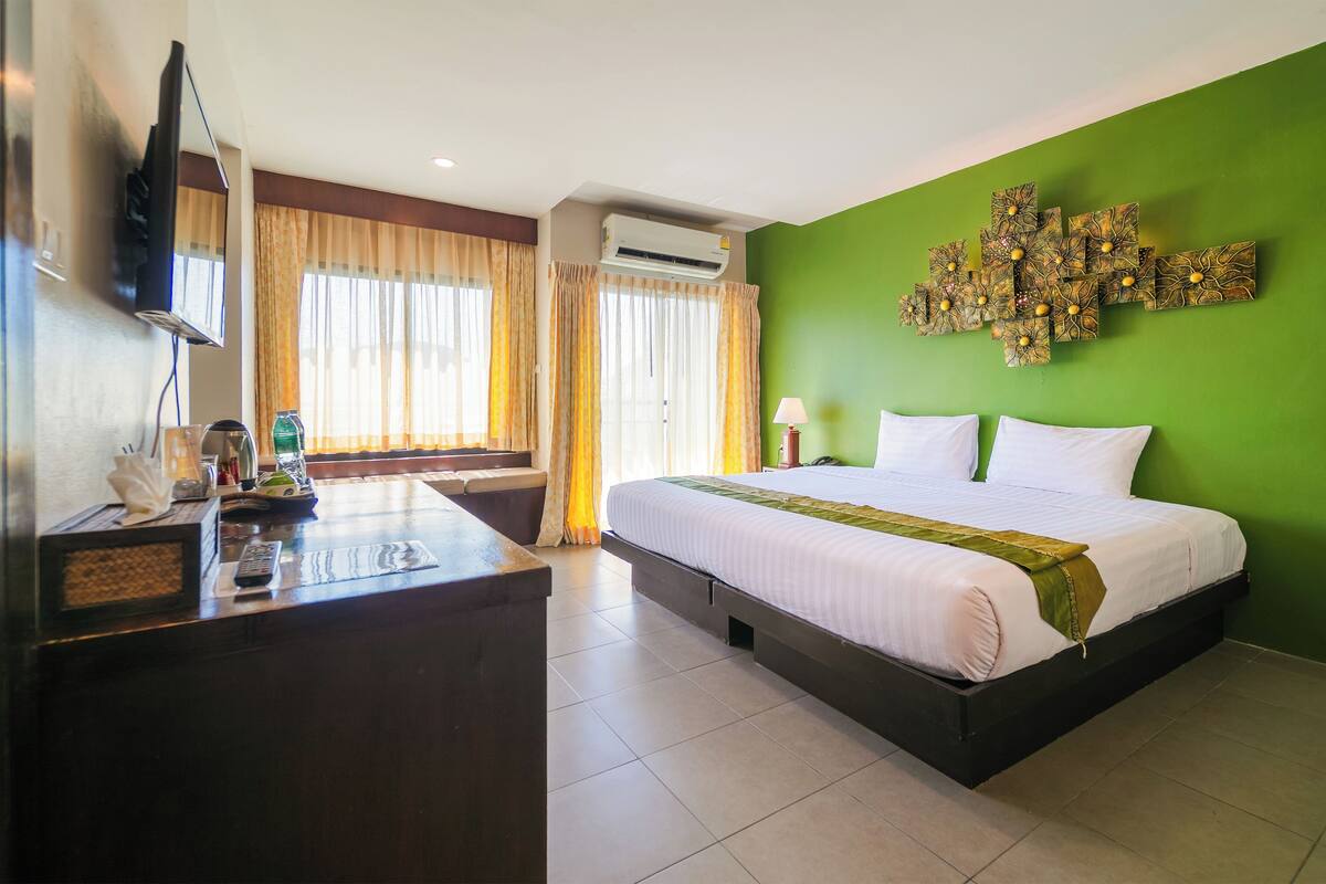 Deluxe Room, Bathtub | Minibar, in-room safe, desk, free cots/infant beds