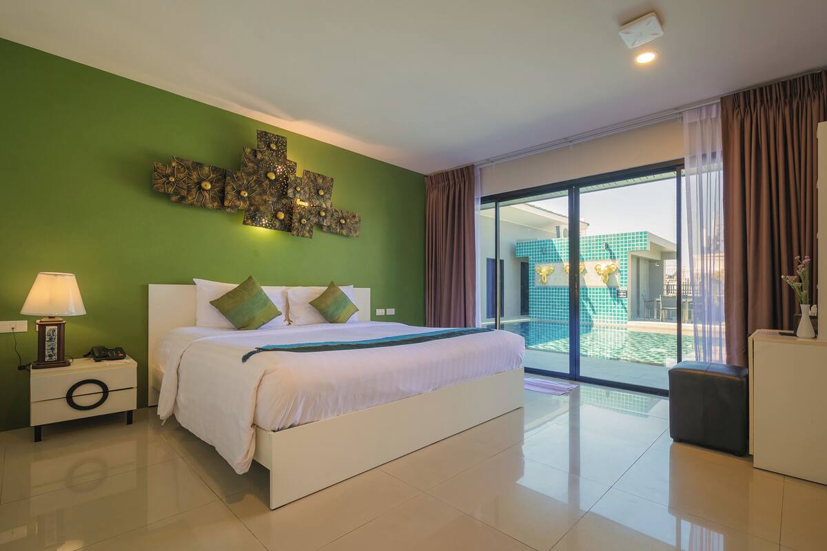 Minibar, in-room safe, desk, free cots/infant beds