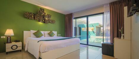 Minibaari, tallelokero huoneessa, työpöytä, ilmaiset vauvansängyt