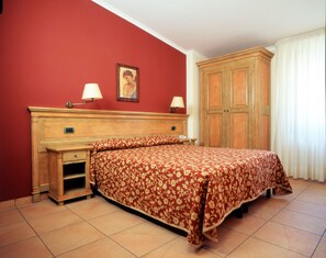 Minibar, in-room safe, desk, soundproofing - Hotel Santa Caterina (Pompei)