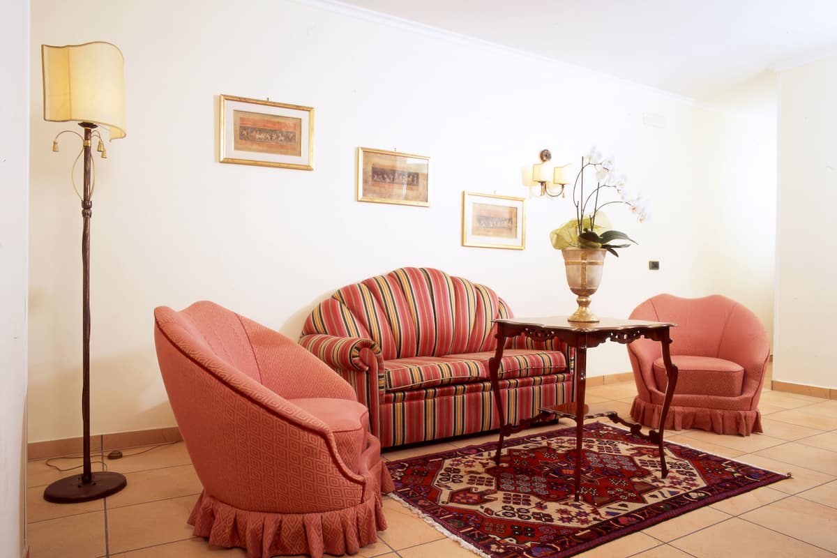 suite, accessible | minibar, in-room safe, desk, soundproofing