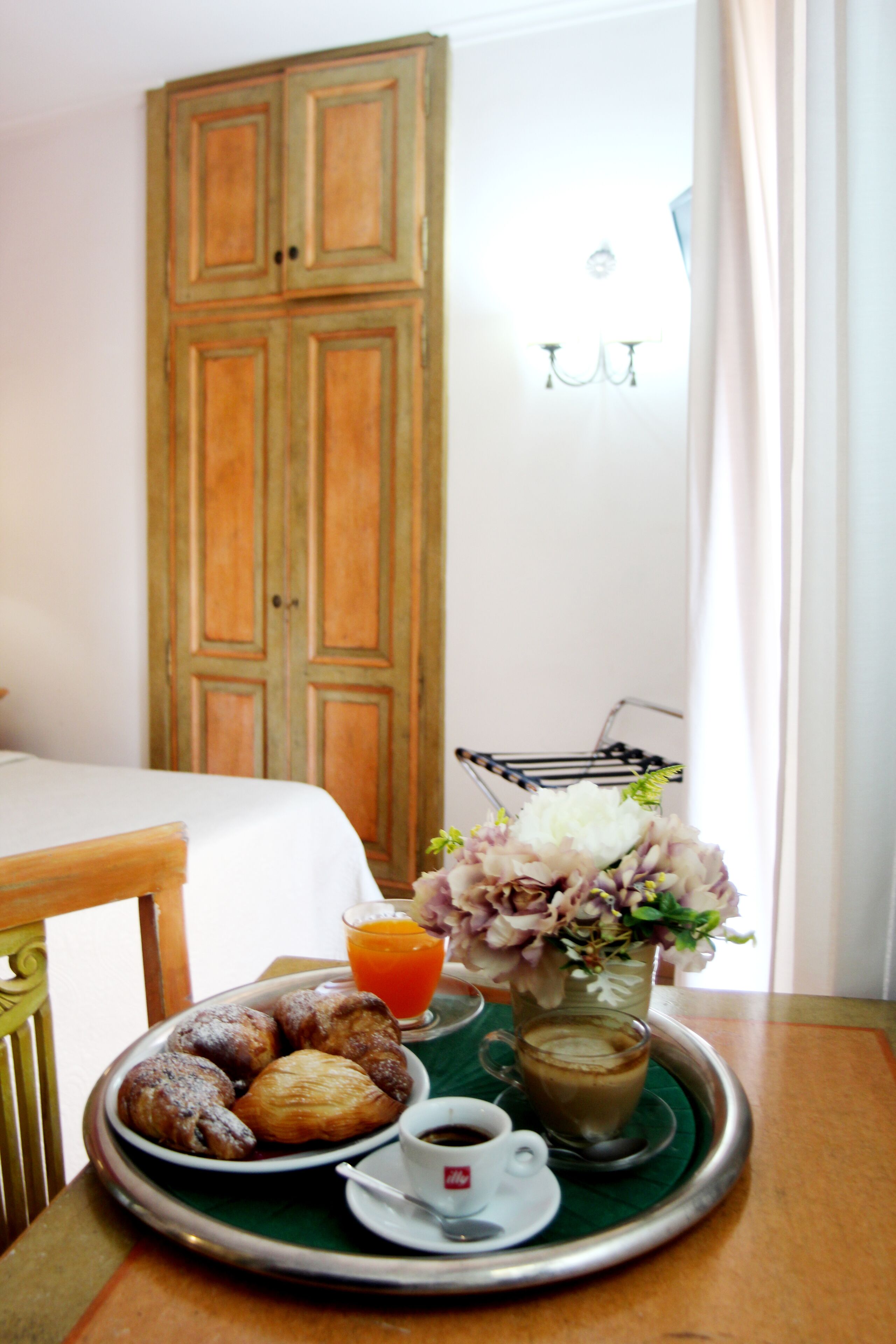 Double or Twin Room | Minibar, in-room safe, desk, soundproofing