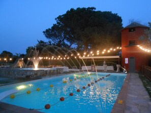 2 piscines extérieures, parasols de plage, chaises longues