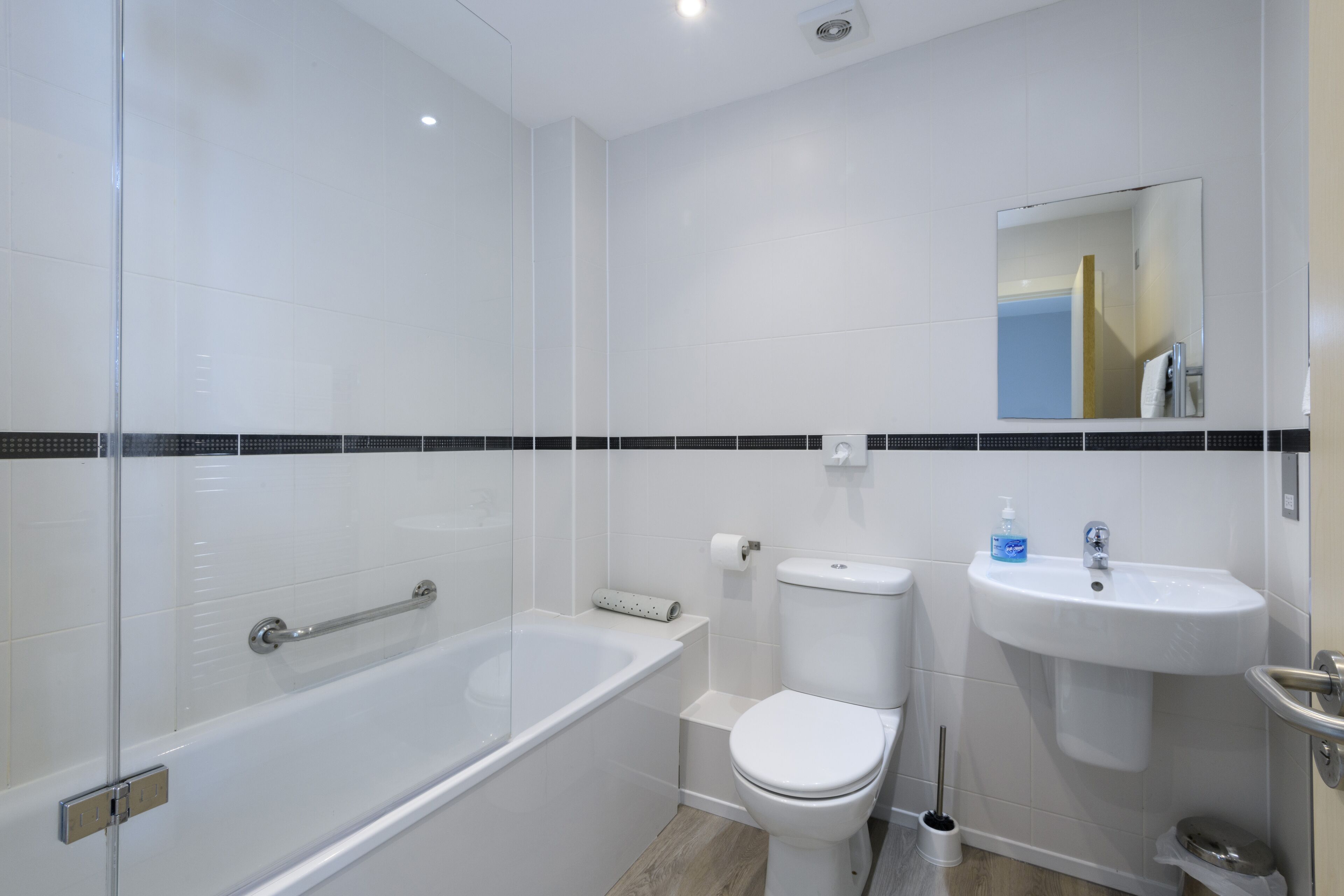Une salle de bain moderne avec une baignoire, des toilettes et un lavabo.