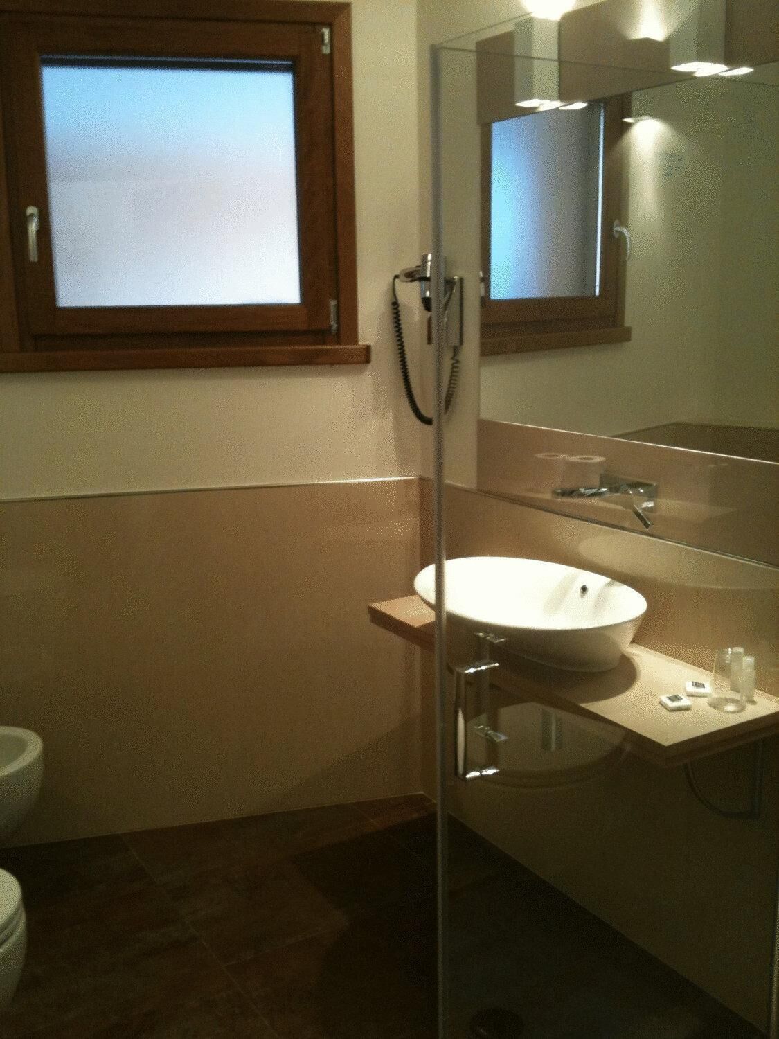 shower, rainfall showerhead, free toiletries, hair dryer