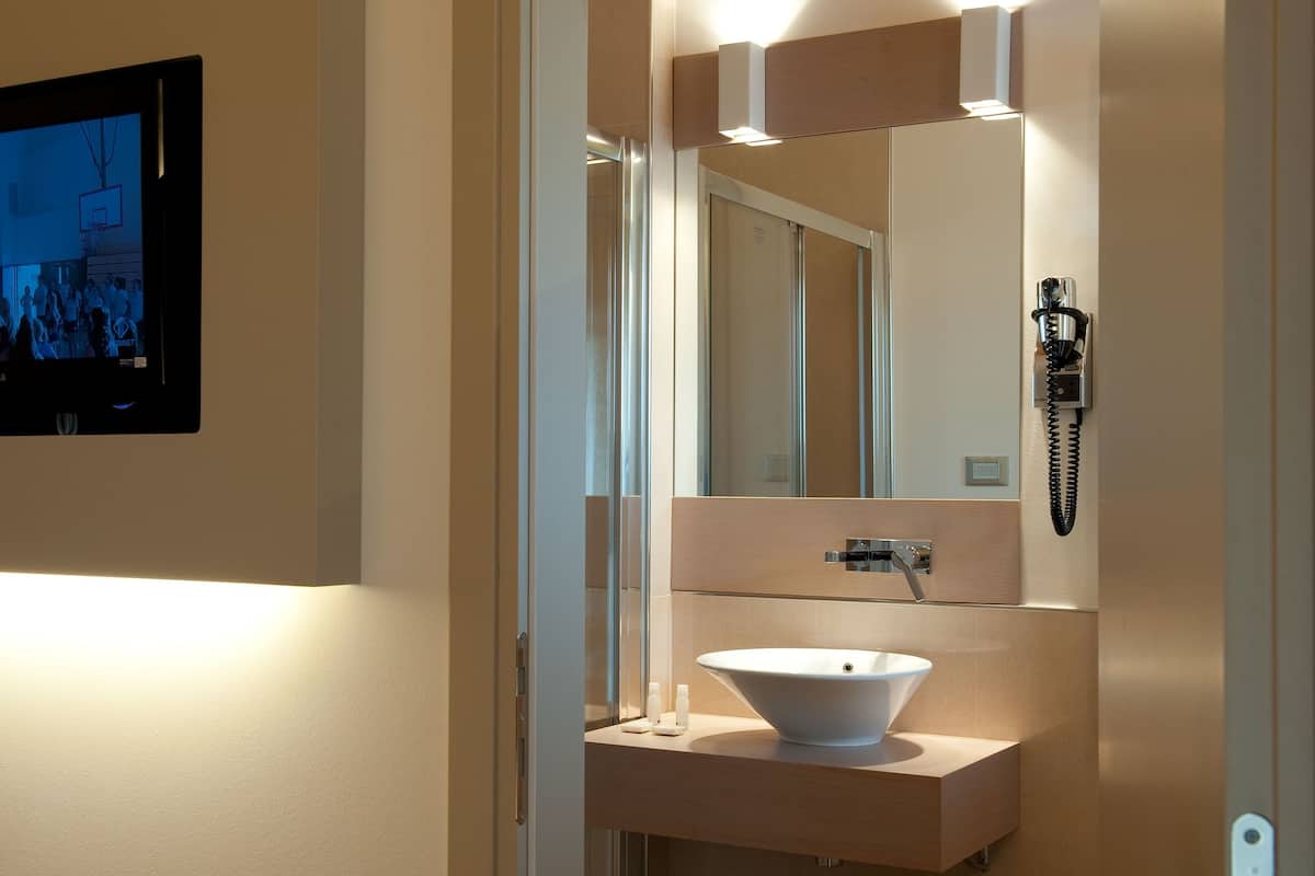 shower, rainfall showerhead, free toiletries, hair dryer