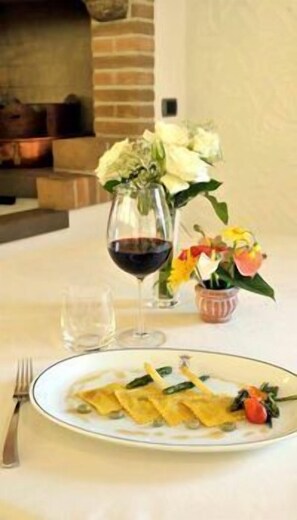 Breakfast, lunch, dinner served; al fresco dining 