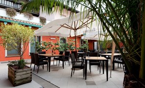 Petit déjeuner et déjeuner servis sur place, restauration en plein air 