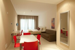 สตูดิโอ | ตู้นิรภัยในห้องพัก, โต๊ะทำงาน, พื้นที่ทำงานแบบใช้แล็ปท็อป, ห้องเก็บเสียง