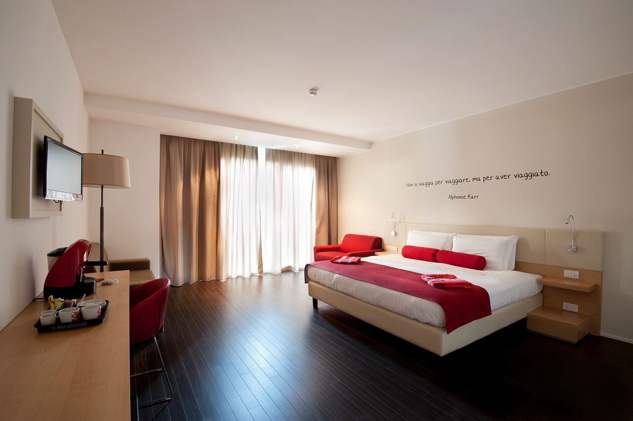 Junior Studio Suite | In-room safe, desk, laptop workspace, soundproofing