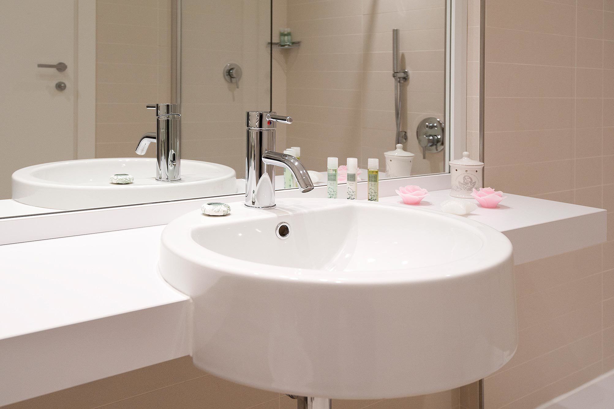 rainfall showerhead, hair dryer, towels