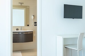 Two-Bedroom Apartment | Badrum | Hårtork, bidé, handdukar och tvål