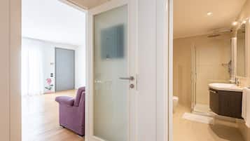Un bagno moderno con doccia, servizi igienici e lavandino.