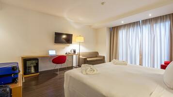 Junior Studio Suite | In-room safe, desk, laptop workspace, soundproofing