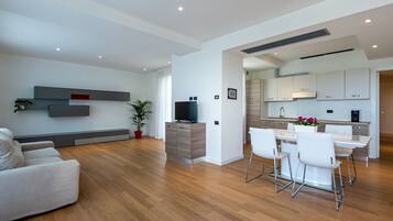 Three-Bedroom Apartment | Eigene Küche